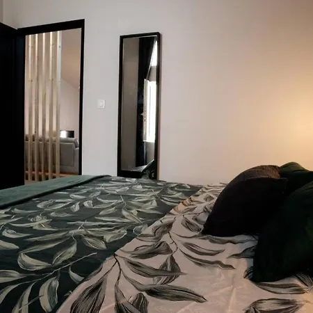 T2 Au Calme , Centre Historique , Entree Autonome Apartment