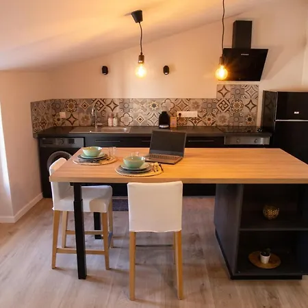 Apartment T2 Au Calme , Centre Historique , Entree Autonome *